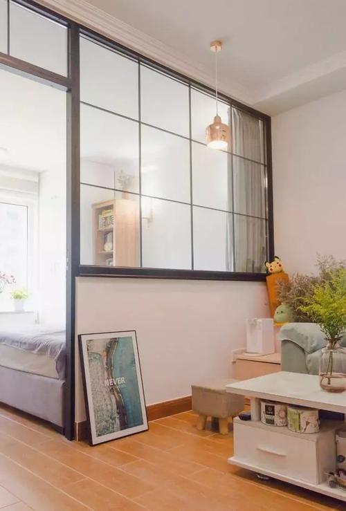 客厅与主卧以半墙隔断,利于引进阳光,加上小吊灯的加持,暖灯照射下