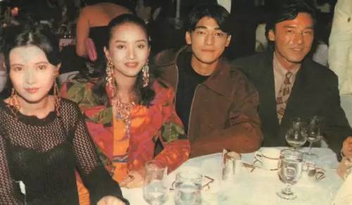 1963年出生的蓝洁瑛和梅艳芳同龄,两任曾义结金兰,梅姑2003年因宫颈癌