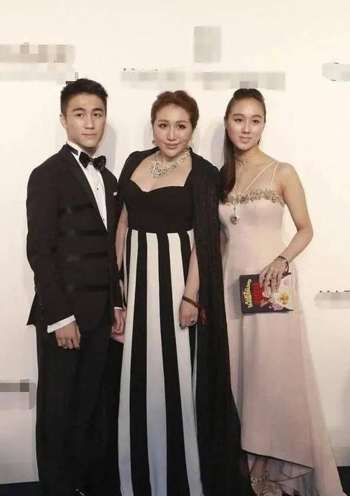 然而随着何超欣年龄越来越大,容貌渐渐张开后,围绕在她身上的争议也