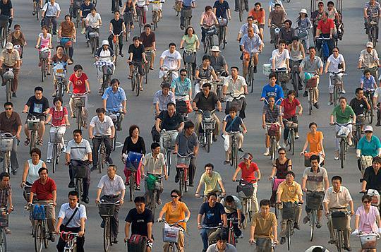 中国北京 高峰时段,长安街上骑自行车上班的人们