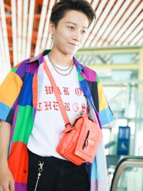 刘雨昕厉害了,出道就"作妖",素颜走机场,梳背头却更有