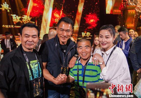 左二起:丁海峰,宋文华(武大郎扮演者),王思懿 央视供图