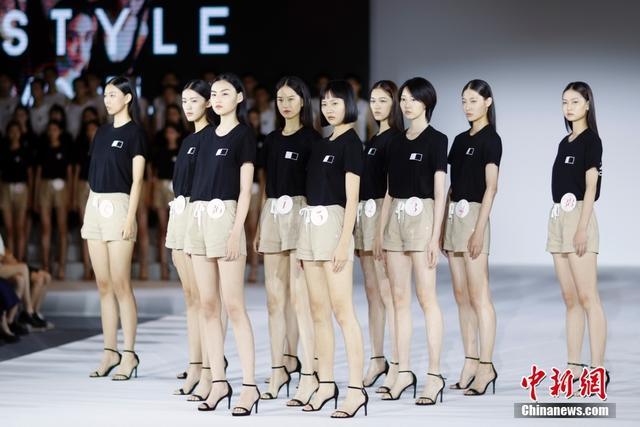 2021龙腾精英风尚模特大赛总决赛在北京举行