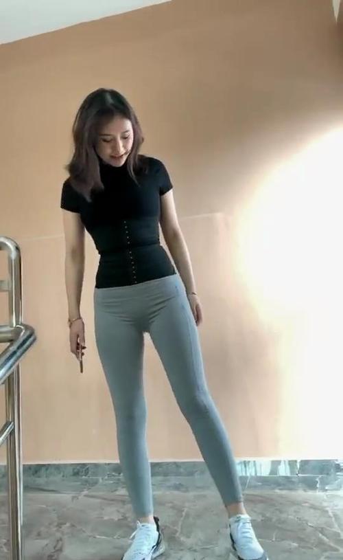美女的紧身裤确实显身材富有吸引力