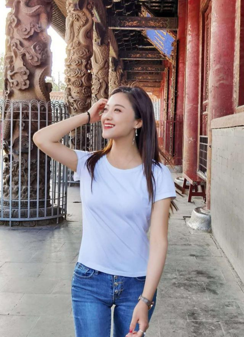 玖月奇迹王小玮穿白t恤配牛仔裤亮相,是真清秀,好气质疯狂点赞