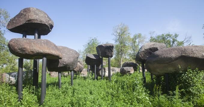 在新疆野马古生态园,有一个专门展示陨石的区域,那里收集有3000吨来自