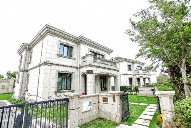 上海崇明由由世御别墅酒店拥有74栋独栋别墅,分别为法式田园,中式风格