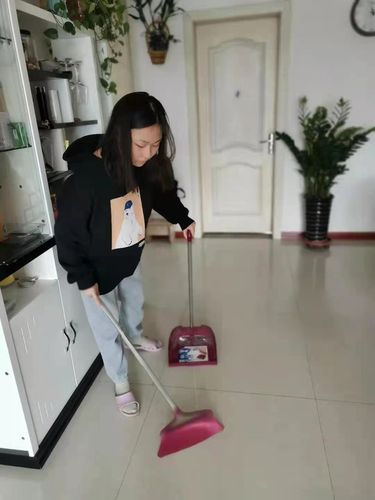 学生扫地