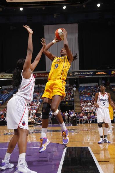 图文-[wnba]火花78-61君主 莱斯利后仰跳投