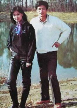 方舒也可谓是性情中人,1994年,方舒为了爱情与导演陈国星离异.