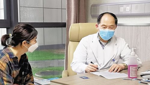 博鳌超级医院皮肤医学中心领衔专家张学军教授在给患者看病.