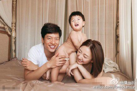 凌潇肃与唐一菲素颜出镜,笑容甜蜜,儿子凌听全裸出现在镜头前,十分的