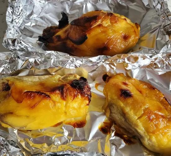 烤后的榴莲,水分蒸发,香味也就浓了些,甜味更是翻了一番.