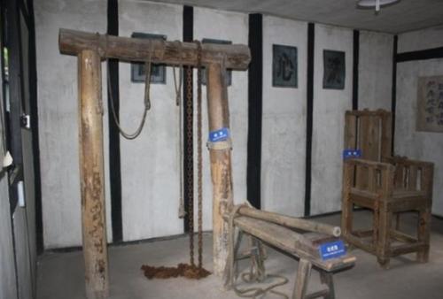 古代刑具老虎凳,看似一张普通的凳子,却只需三块砖就让人无法承受