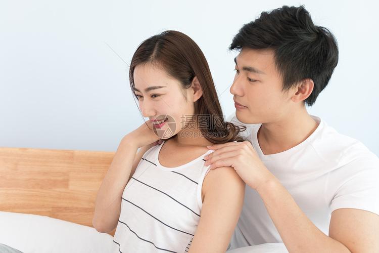 丈夫给妻子按摩肩膀