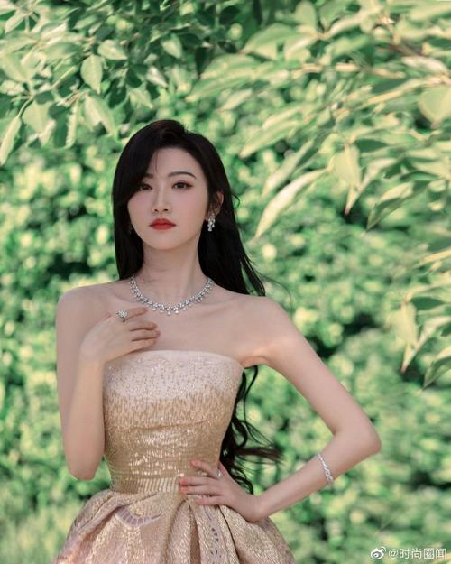 景甜# 香槟金薄纱几何镂空大裙摆长裙,她是万紫千红里独具一格的千金