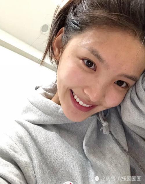 章若楠"素颜照"引热议,洗完脸未化妆美出天际,网友