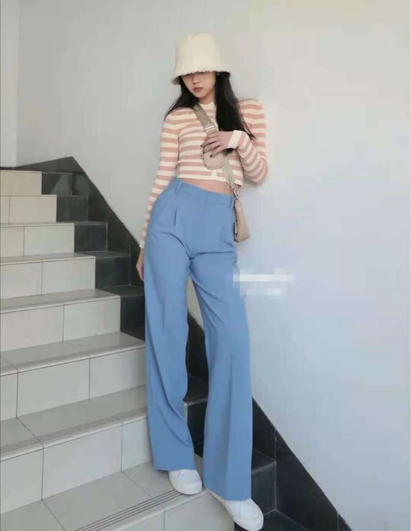 雾霾蓝裤子搭配什么颜色上衣好看