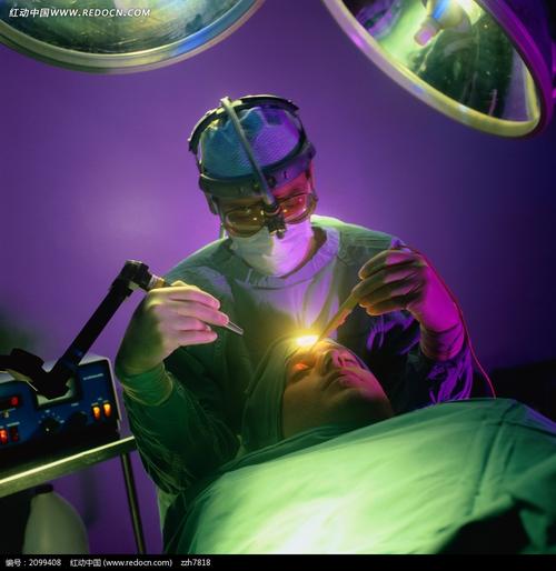 手术中的医生图片