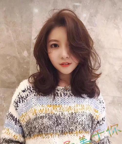 头发三七斜分烫出弧度明显的波浪卷发简直美炸了,视觉上显得发量非常