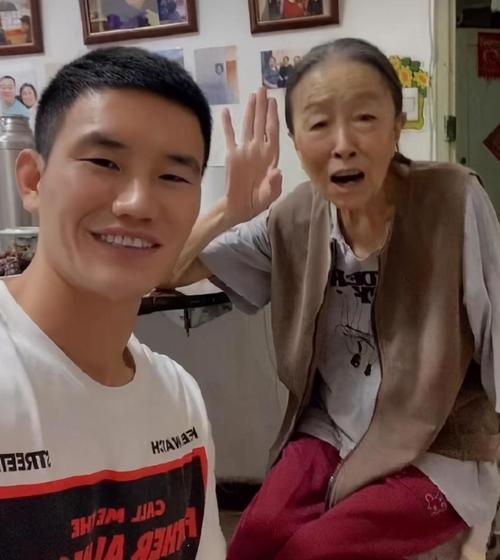 小兵张嘎里的嘎子哥去看望老婆的奶奶张少华83岁身体还是硬朗
