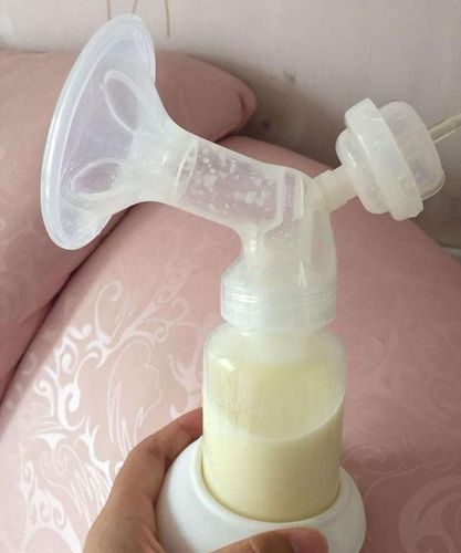 产后喂奶时,奶量不足应该用吸奶器还是请催乳师?新手妈妈别大意