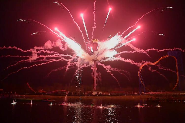 旋转天梯上空的浪漫烟花,绽放出成都温江最美的平安夜