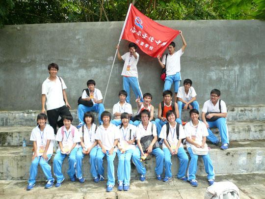 海南三亚华侨中学校服样子是怎么样子的?