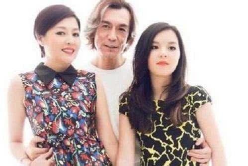 李咏经常做的一个手势,隐藏了一秘密,妻子哈文知道