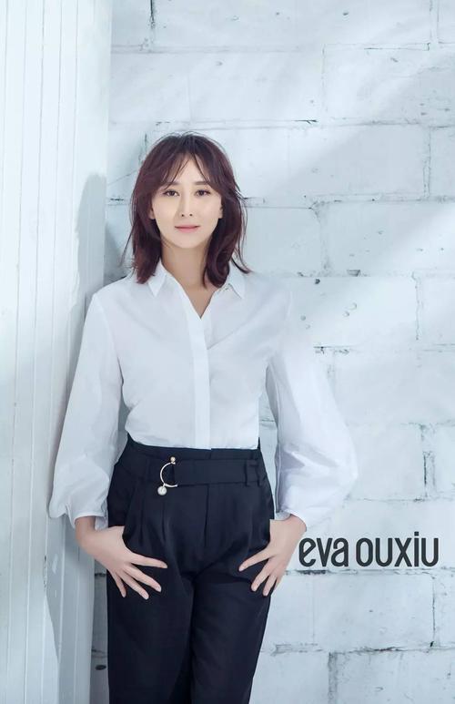 伊华欧秀看胡静如何演绎一组时尚写真颜值气质双在线