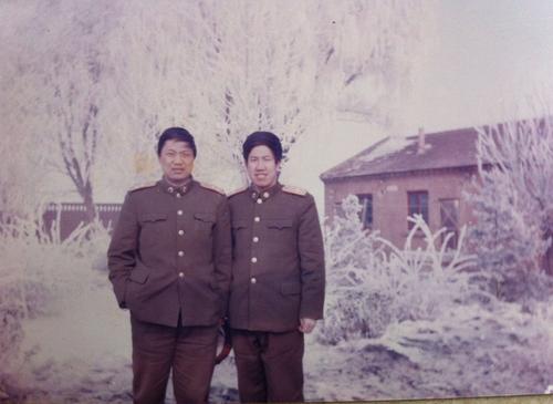 1992年冬,与老战友付文阁在天津警备区柏各庄农场.