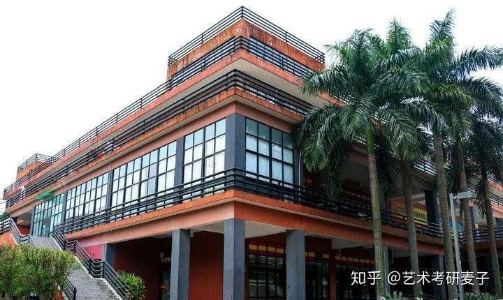 需求,以美术与设计创新能力培养为重点,以艺术学理论与人文教育为支撑