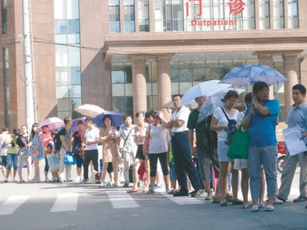 排队,炎炎夏日里的文明坚守