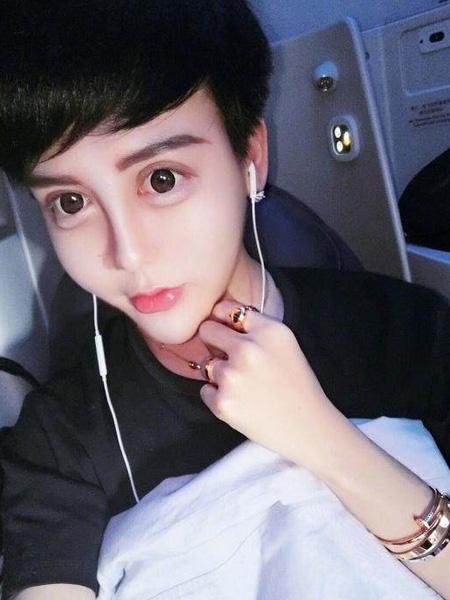 "蛇精男"刘梓晨在美国整容感染新冠,发微博表示"很无助"