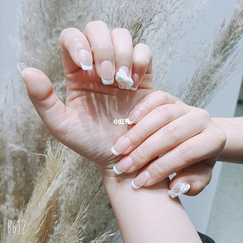 拍婚纱照的美甲,简简单单_婚纱照_美妆_美甲