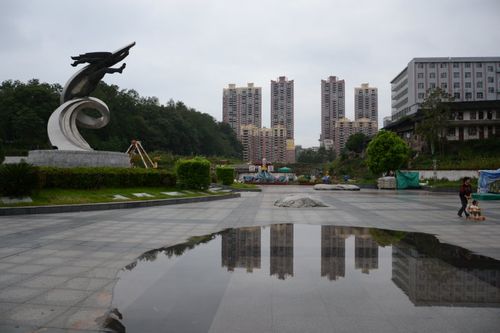 慢慢往回遛跶到河边广场,这座雕像代表沅陵是传统龙舟赛之乡,每三年