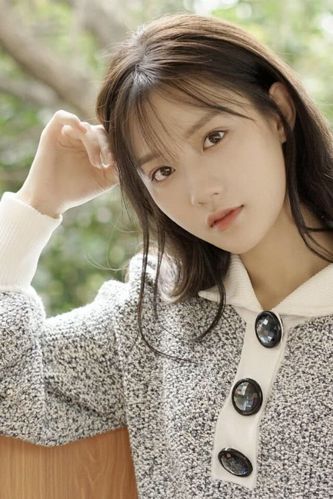 图片中的女神陈意涵,她清纯的五官让人对她一见钟情,清新的气质也是她