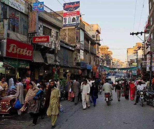 巴基斯坦的"叮当卡车",色彩鲜艳装饰华丽,司机花2年