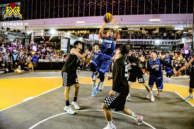 酣畅淋漓的明星表演赛后,野火计划球员王秋男与野球帝王师傅又分别与