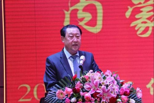 图为:集团董事长刘虎林作2019年工作总结