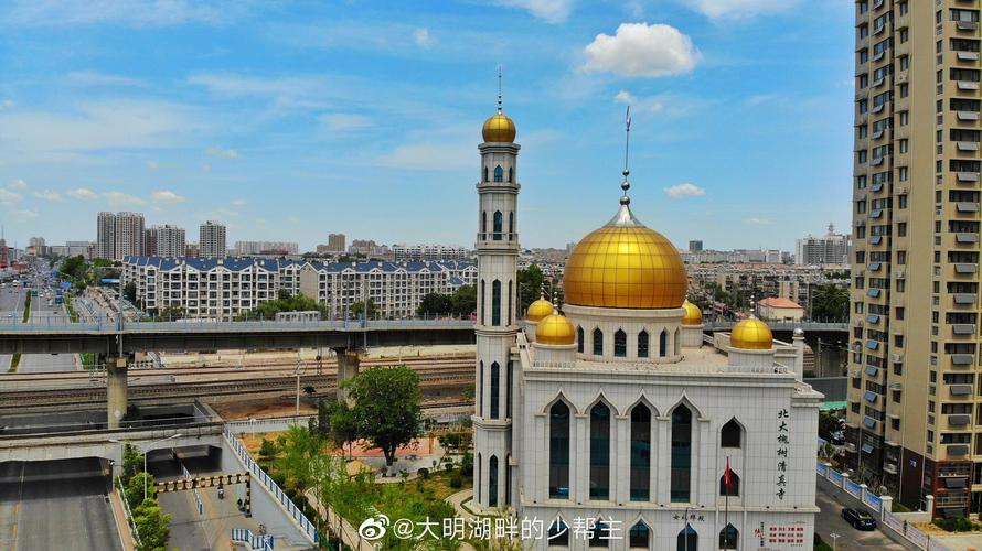 济南纬十二路的地标异域风情的北大槐树清真寺始建于明弘治年间