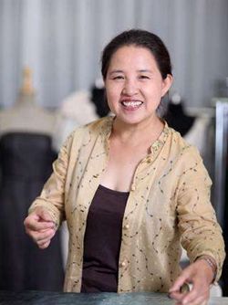 李薇  