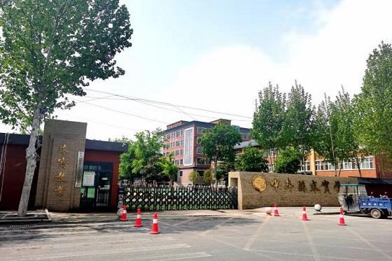河南中牟:求实中学学生宿舍及食堂被举报竟用违建钢架