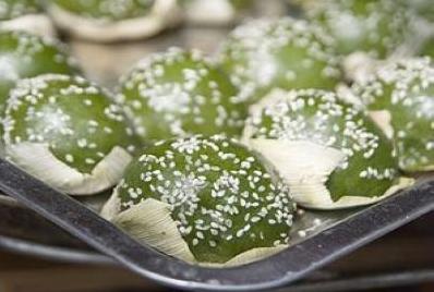 丽江粑粑是纳西族独有的风味食品,其特点是.