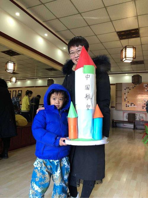 爱心幼儿园大三班《庆元旦军事亲子手工制作活动》