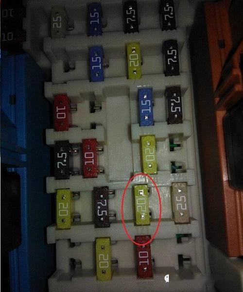 保险盒福特翼虎新蒙迪欧锐界福睿斯探险者取电示意