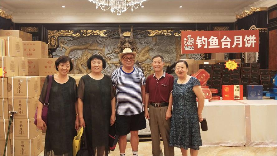 老朋友郭同仁夫妇,请我们在万寿宾馆,吃完大餐合影.