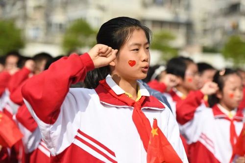 敬礼鲜艳的五星红旗文亮小学献礼新中国成立70周年主题升旗仪式