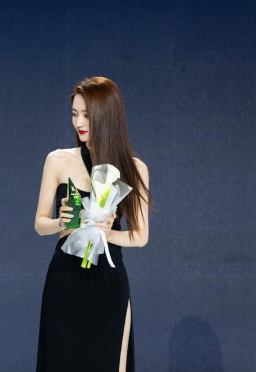 徐璐全身亮点,穿小黑裙走红毯超性感,漫画腰漫画腿太让人上头了