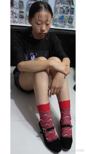 为什么男人爱看女人穿的黑平绒一带高跟布鞋